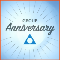 Carreau bleu avec le journal Al-Anon et l'anniversaire du groupe